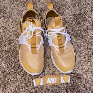 Nike Huarache City Low Mustard color